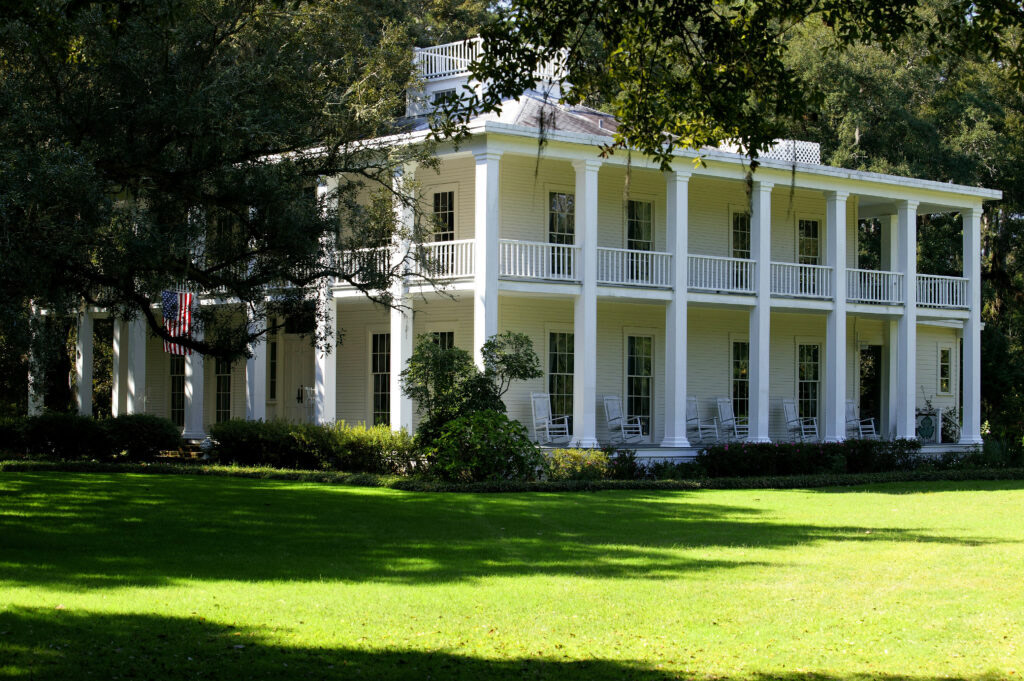 Image of the plantation home located on the grounds of Eden Gardens